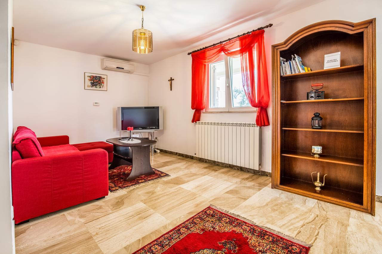 Apartment Carolina Ližnjan Exteriör bild