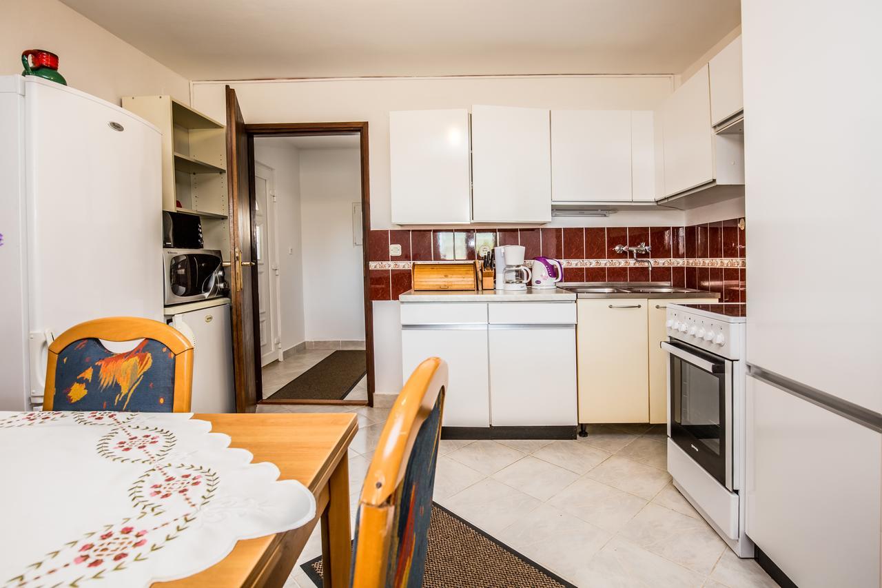 Apartment Carolina Ližnjan Exteriör bild